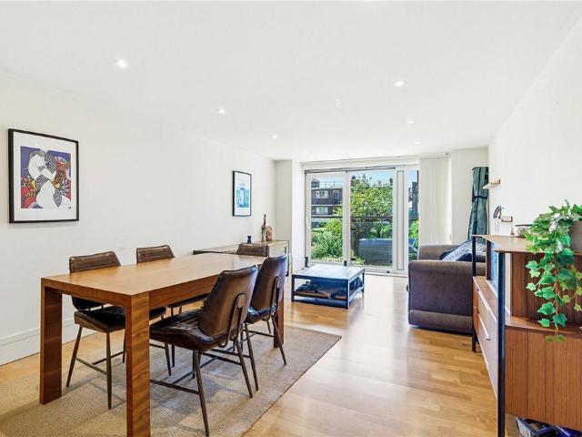 Flat for sale in Clapham Junction, Greater London