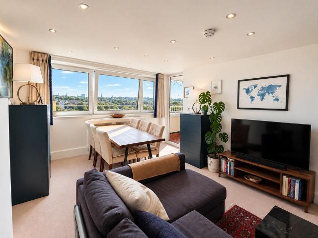 Flat for sale in Shepherd's Bush, Greater London