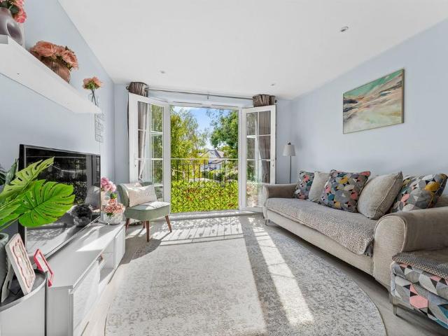 Flat for sale in Birch Green, Spelthorne