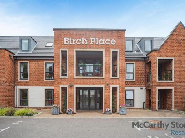 Flat for sale in Buckler's Park, Crowthorne