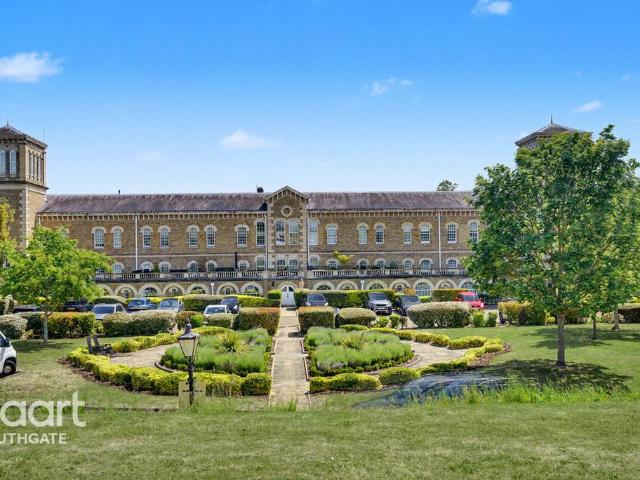 Flat for sale in Friern Barnet, Greater London