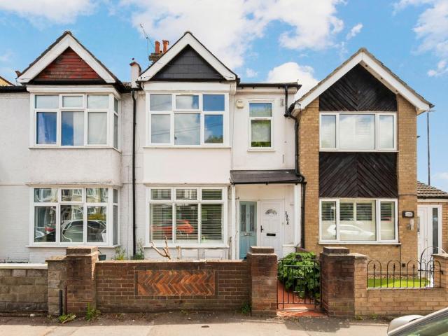 Flat for sale in The Apostles, Greater London