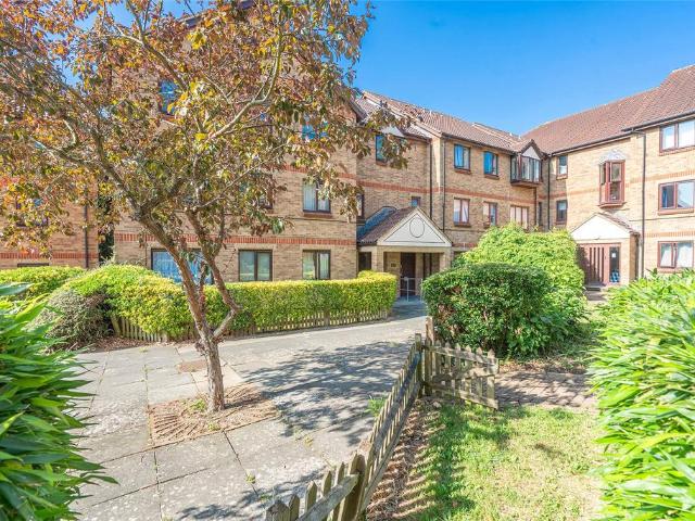 Flat for sale in Finchley, Greater London