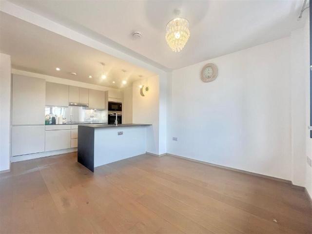 Flat for sale in Yiewsley, Greater London