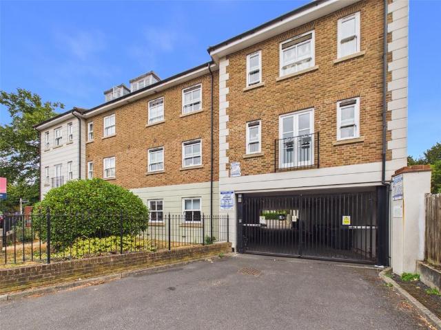 Flat for sale in Hampton, Greater London
