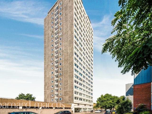 Flat for sale in Clapham Junction, Greater London