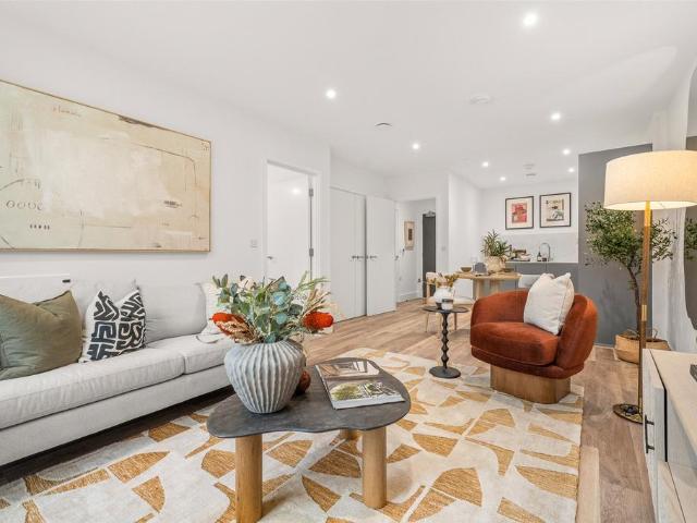 Flat for sale in Emmbrook, Wokingham