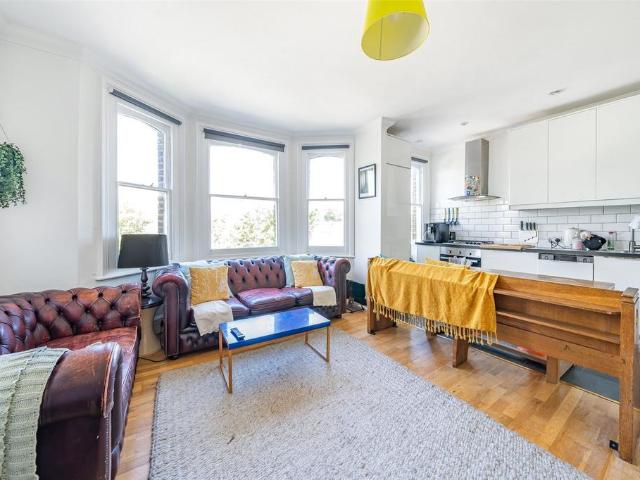 Flat for sale in Tulse Hill, Greater London