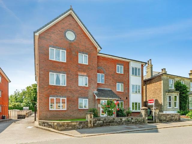 Flat for sale in Red Hill, Surrey