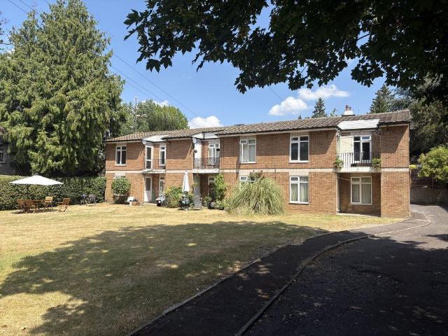 Flat for sale in London Borough of Croydon, Purley