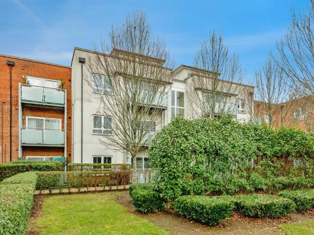 Flat for sale in Red Hill, Surrey