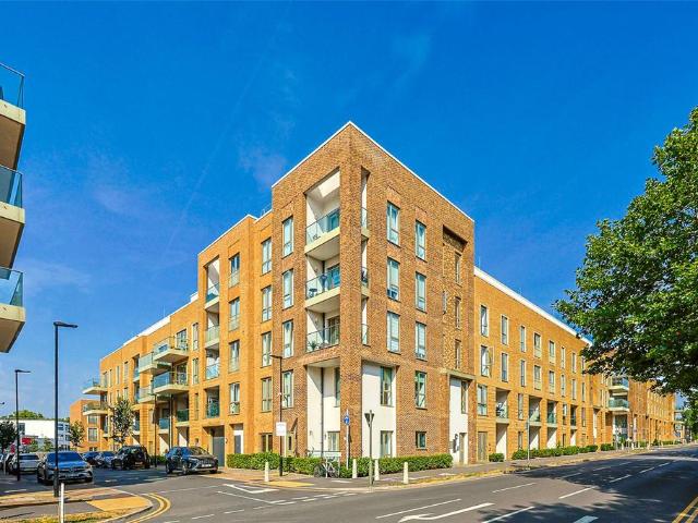 Flat for sale in Mill Hill, Greater London