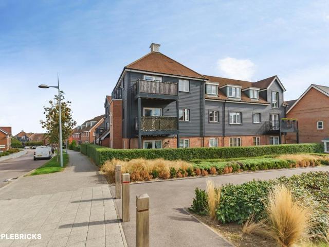 Flat for sale in Kilnwood Vale, Horsham