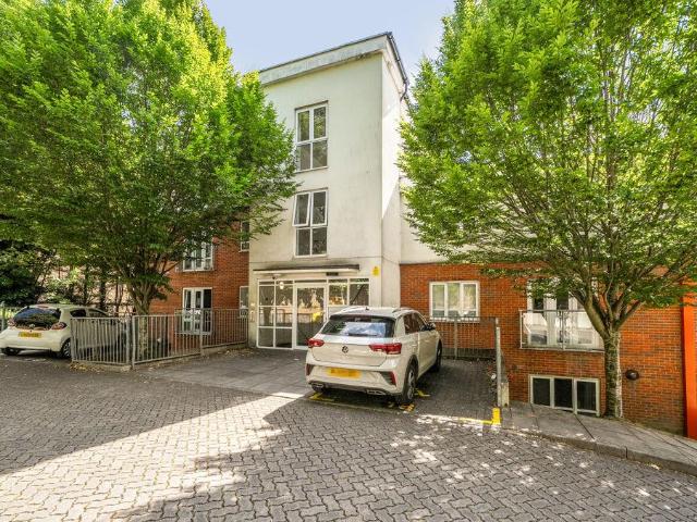 Flat for sale in London Borough of Croydon, Purley