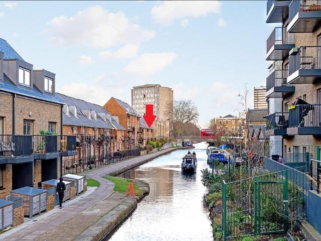 Flat for sale in Mile End, Greater London
