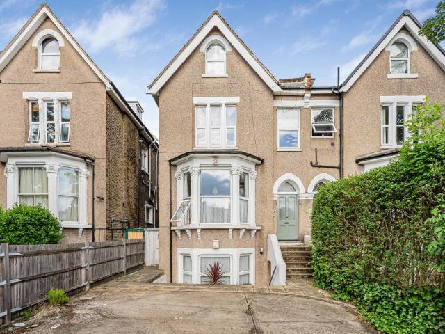 Flat for sale in Balham, Greater London