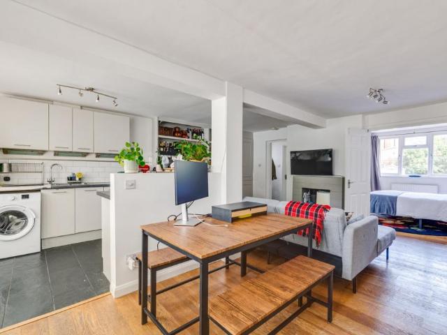 Flat for sale in East Sheen, Greater London