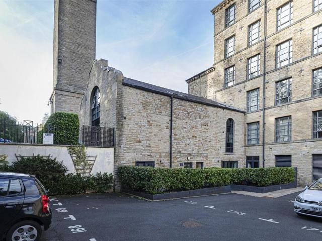 Flat for sale in Longwood, West Yorkshire