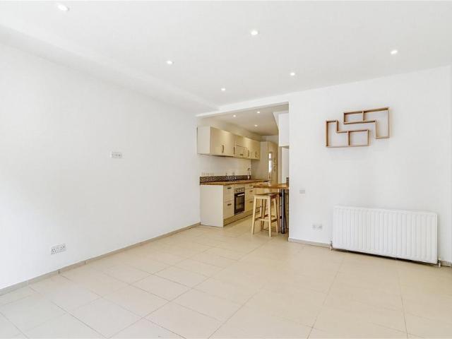 Flat for sale in Balham, Greater London