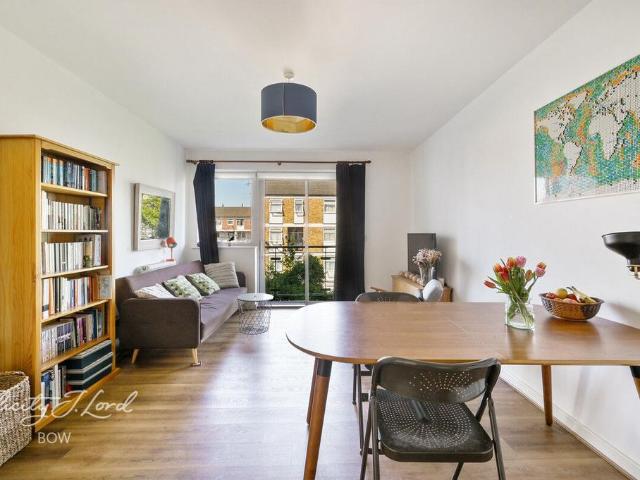 Flat for sale in Bromley-by-Bow, Poplar Grove