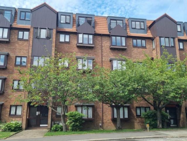 Flat for sale in Southgate, Oakwood