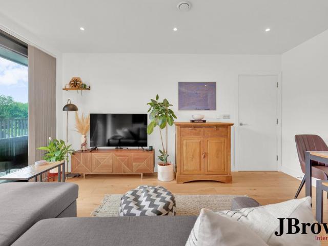 Flat for sale in Old Ford, Bow