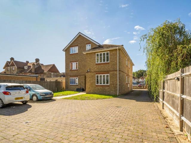 Flat for sale in Broom Hill, Greater London