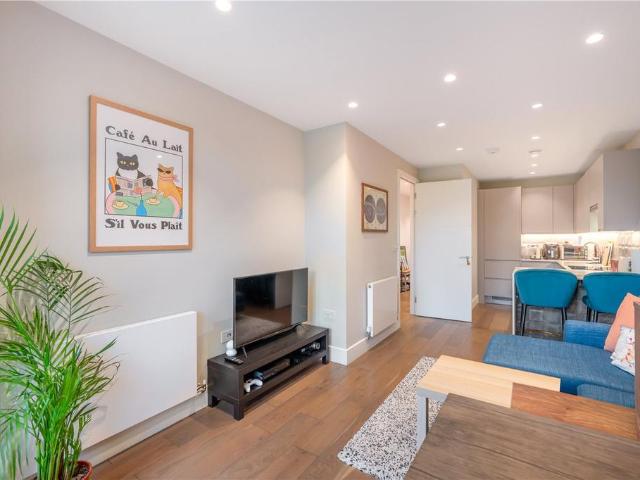 Flat for sale in Kilburn, Greater London