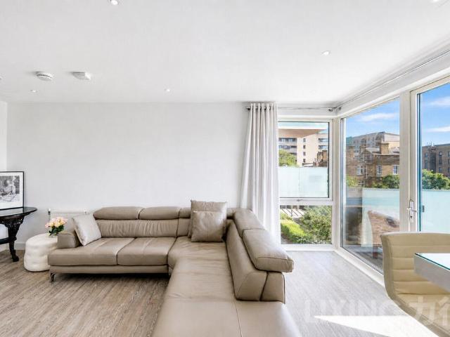 Flat for sale in Harlesden, Greater London
