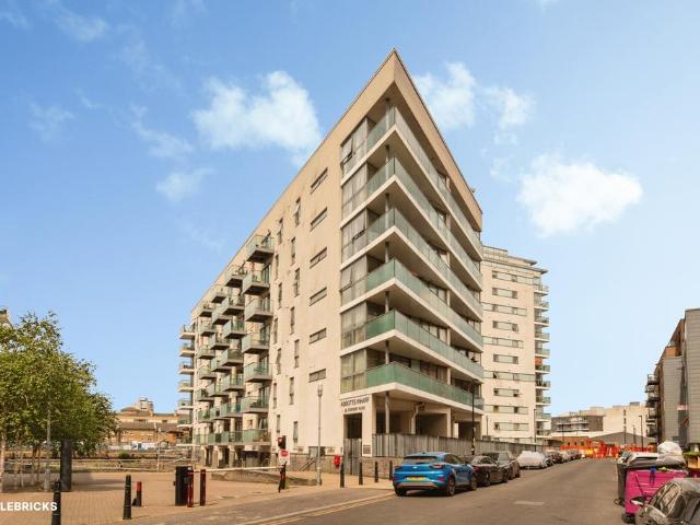 Flat for sale in Poplar Grove, Greater London