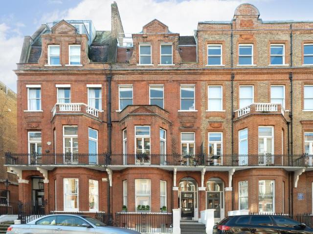 Flat for sale in South Kensington, Greater London