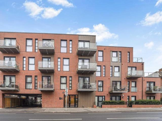 Flat for sale in New Malden, Greater London