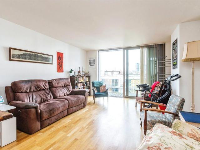 Flat for sale in Finsbury Park, Greater London