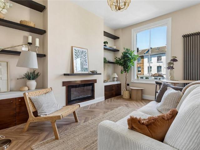Flat for sale in Shacklewell, Greater London