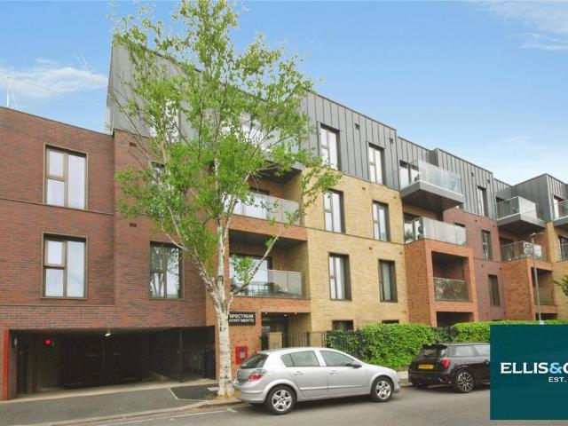 Flat for sale in Hendon, Greater London