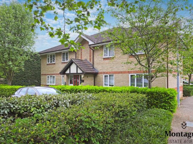 Flat for sale in Ivy Chimneys, Epping