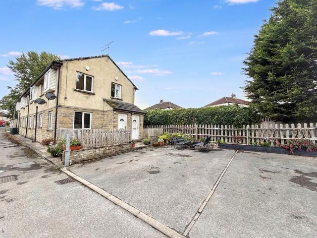 Flat for sale in Haigh Fold, Bradford