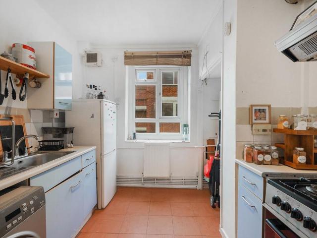 Flat for sale in Stockwell, Greater London