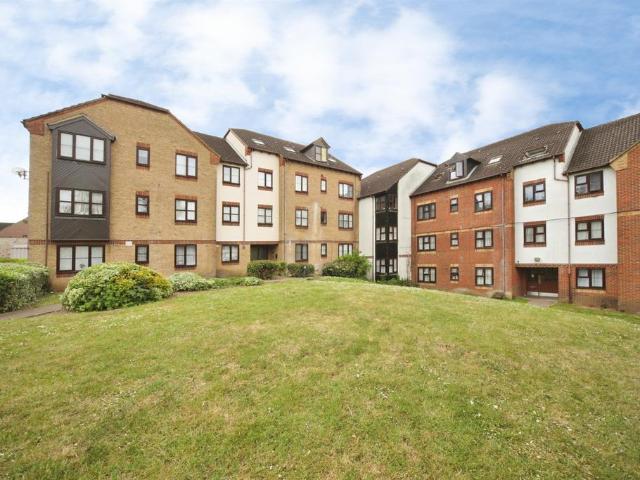 Flat for sale in Spring Park, Luton