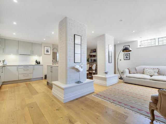 Flat for sale in Littlecote, West Sussex