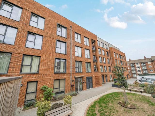 Flat for sale in Woolwich Dockyard, Greater London