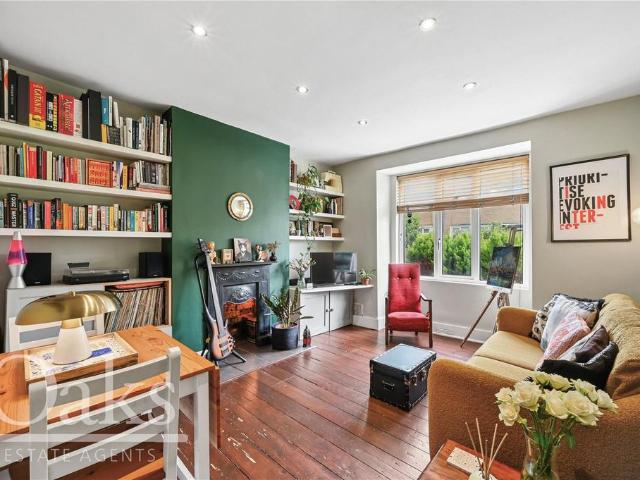 Flat for sale in Streatham, Greater London