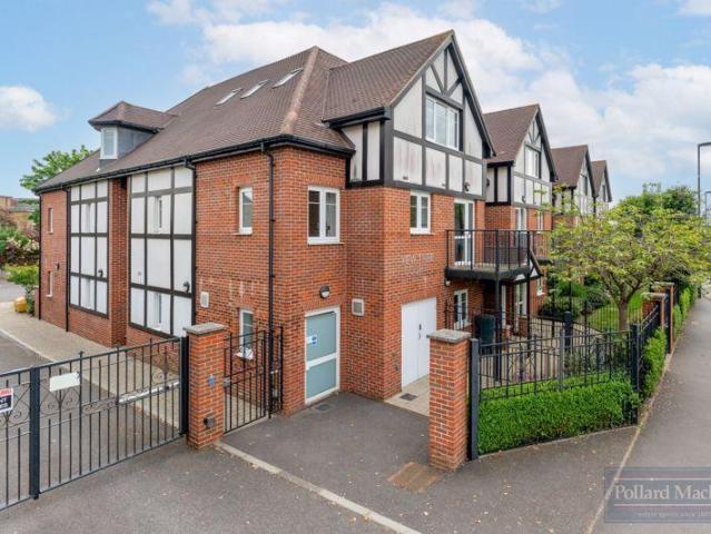 Flat for sale in Sanderstead, Sanderstead
