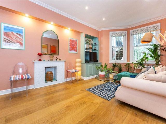 Flat for sale in Earl's Court, Greater London