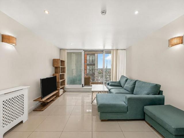 Flat for sale in Canning Town, Greater London