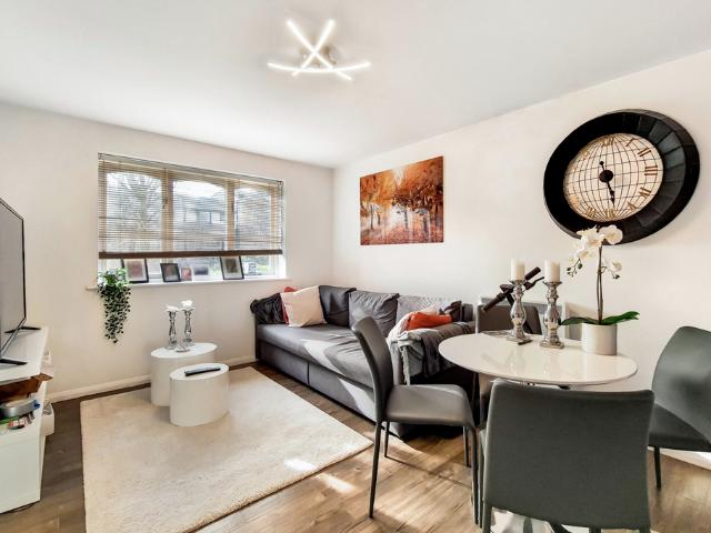 Flat for sale in Isle Of Dogs, Greater London