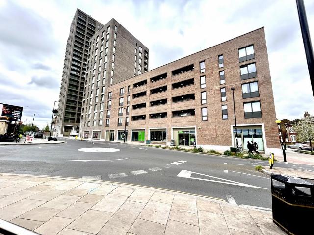 Flat for sale in London Borough of Ealing, Park Royal