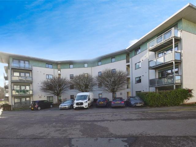 Flat for sale in Navestock Side, Essex