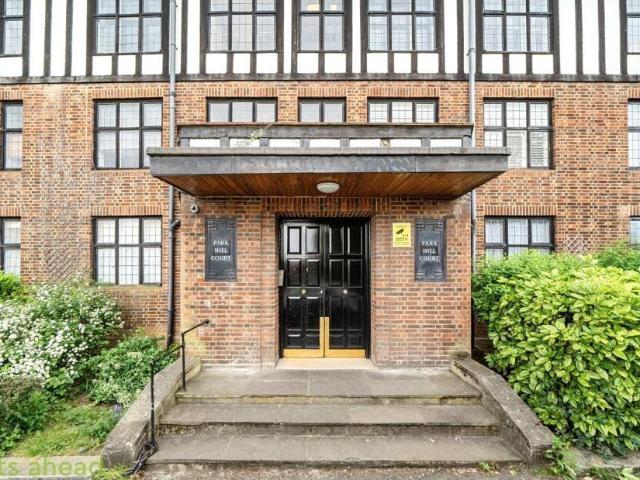 Flat for sale in London Borough of Croydon, Addiscombe