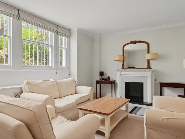 Flat for sale in Kensington, Greater London